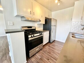 5640 S La Brea Ave in Los Angeles, CA - Building Photo - Building Photo