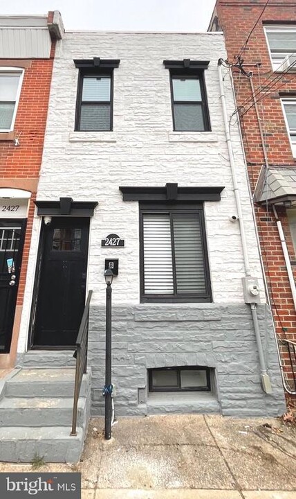 2427 1/2 E Huntingdon St in Philadelphia, PA - Building Photo