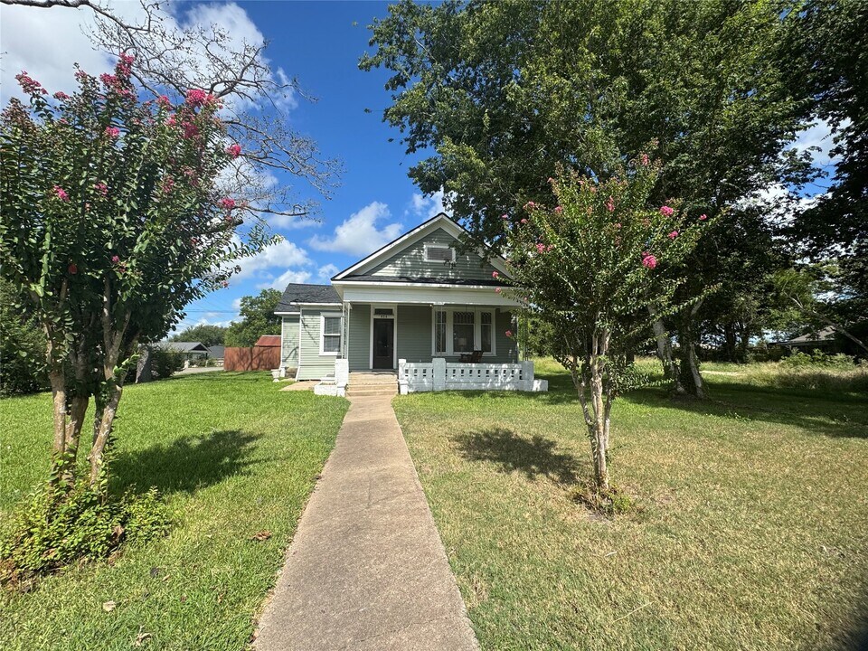 824 S Masonic St in Bellville, TX - Foto de edificio