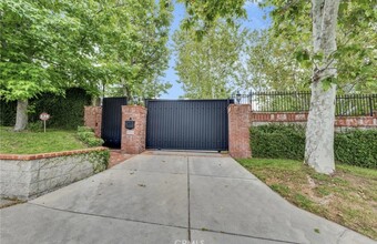 5050 Casa Dr in Tarzana, CA - Foto de edificio - Building Photo