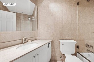 30 W 63rd St in New York, NY - Building Photo - Building Photo