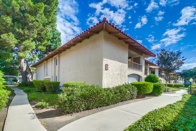 5999 Rancho Mission Rd, Unit 201 in San Diego, CA - Foto de edificio - Building Photo