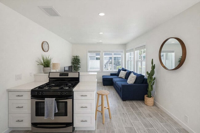 818 Vanitie Ct, Unit SI FL1-ID1520899P in San Diego, CA - Building Photo - Building Photo
