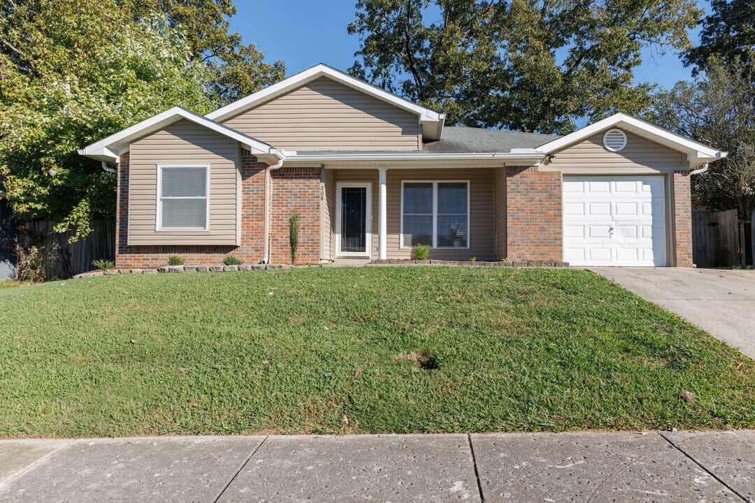 208 Mountain Creek Dr in Madison, AL - Building Photo