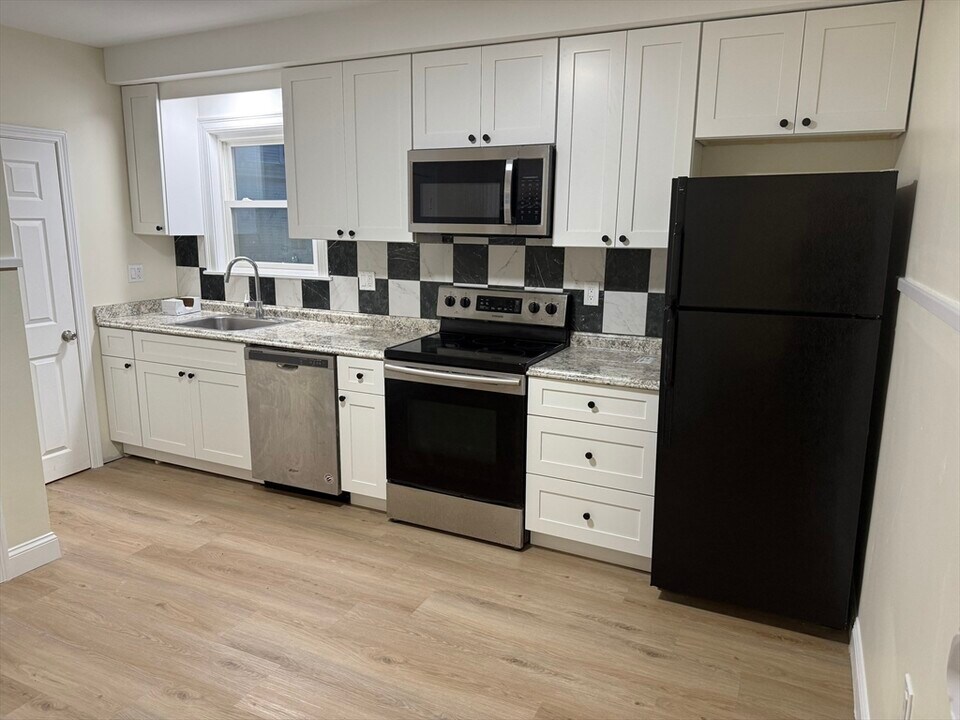 24 Moore St in Quincy, MA - Building Photo
