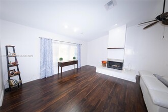 13331 NW 10th St in Sunrise, FL - Foto de edificio - Building Photo