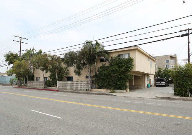 11950 Courtleigh Dr in Los Angeles, CA - Foto de edificio - Building Photo