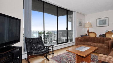 144 14th St W in North Vancouver, BC - Building Photo - Building Photo