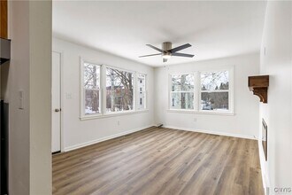 25 Mcpherson St in New York Mills, NY - Foto de edificio - Building Photo