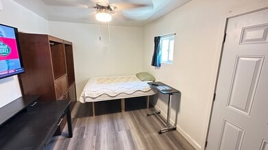 11420 Cedar Ave, Unit Studio A in Hawthorne, CA - Foto de edificio - Building Photo