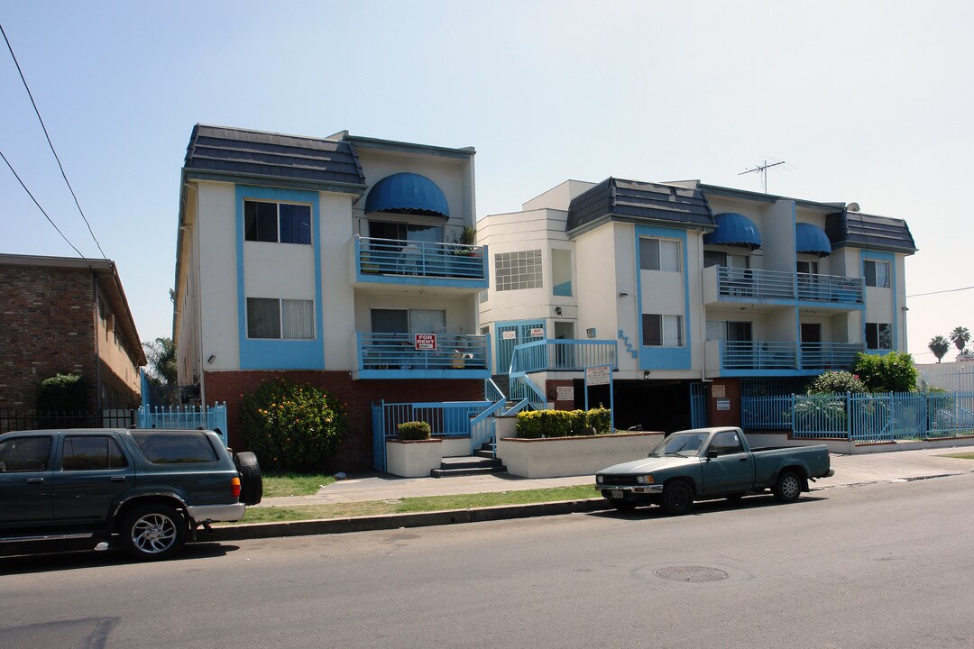 8728 Tobias Ave in Panorama City, CA - Foto de edificio