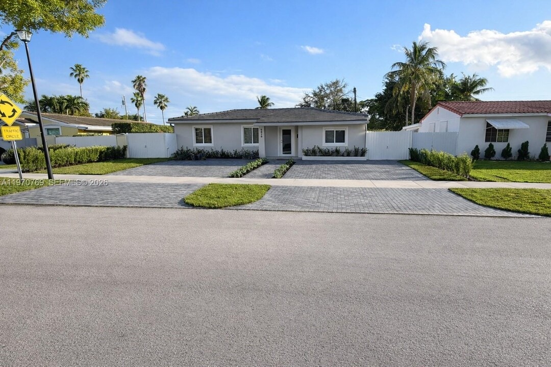 6416 SW 15th St in West Miami, FL - Building Photo