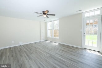 20581 Crestmont Terrace in Sterling, VA - Building Photo - Building Photo