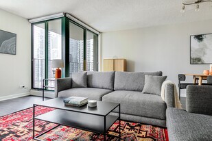 77 W Huron St in Chicago, IL - Building Photo