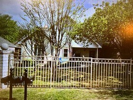 322 W Anderson St in Weatherford, TX - Building Photo