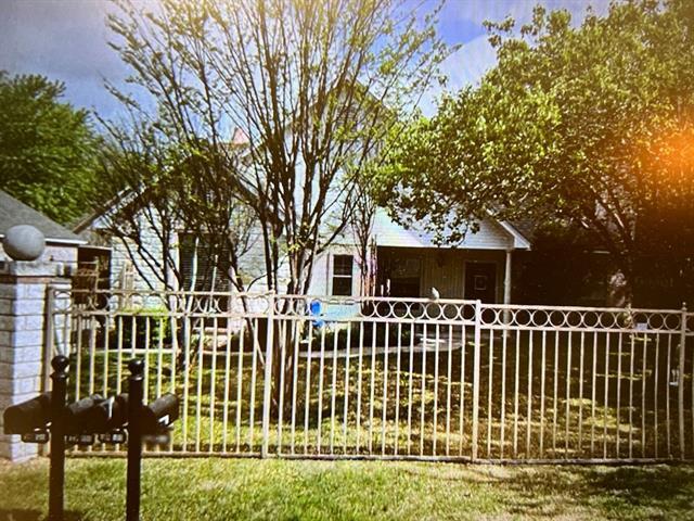 322 W Anderson St in Weatherford, TX - Building Photo