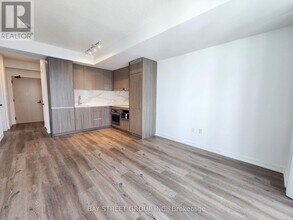 28 Interchange Wy in Vaughan, ON - Building Photo - Building Photo