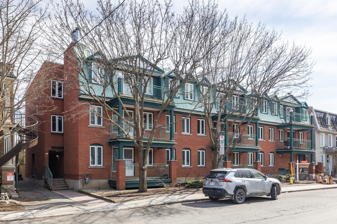 100 St Bruyère in Ottawa, ON - Building Photo