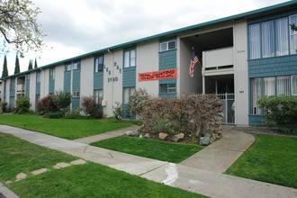 Santana Gardens in San Jose, CA - Foto de edificio - Building Photo