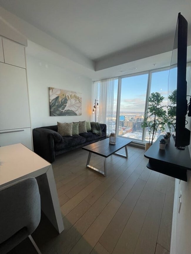 1275 Rue de la Montagne