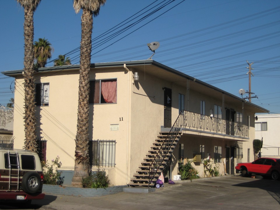 11-15 E 69th Way in Long Beach, CA - Building Photo