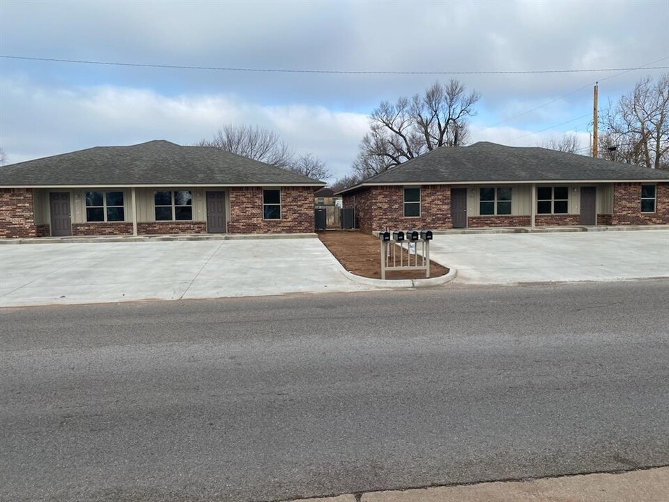 403 N 7th St in Clinton, OK - Building Photo