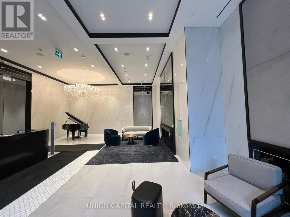 8-3008 Wellesley St W in Toronto, ON - Building Photo