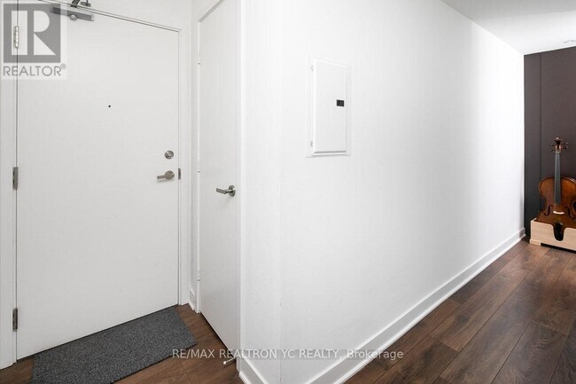 15-4215 Grenville St in Toronto, ON - Building Photo - Building Photo