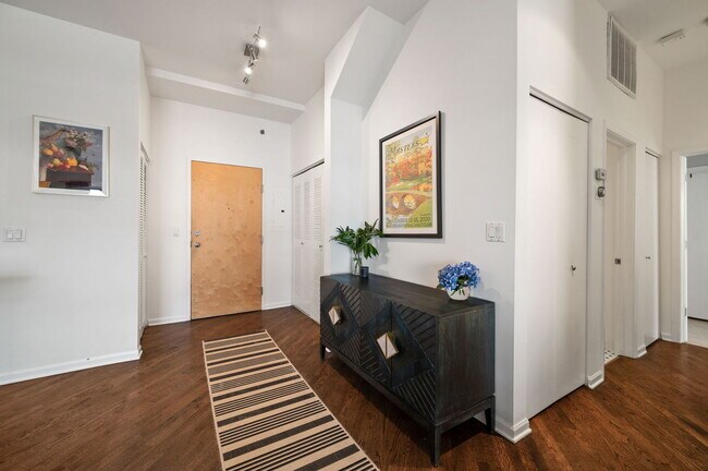525 W Superior St in Chicago, IL - Building Photo - Building Photo