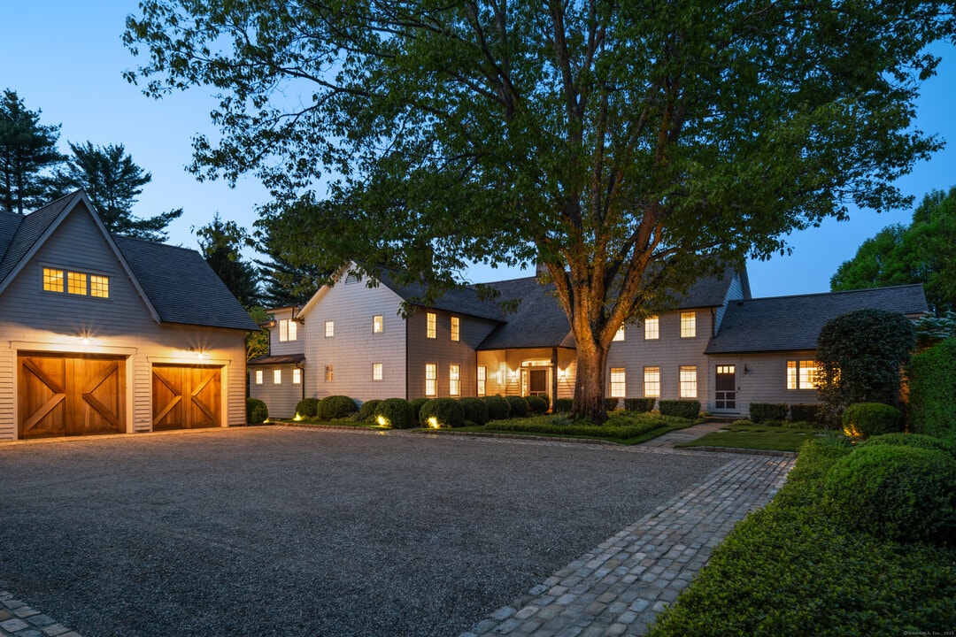 945 Oenoke Ridge in New Canaan, CT - Building Photo