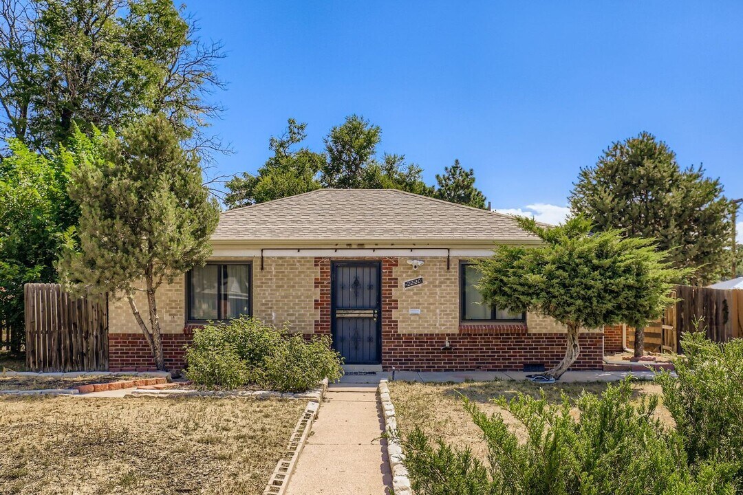 2220 Quebec St in Denver, CO - Building Photo