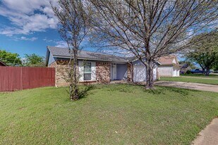 6401 Melinda Ct in Watauga, TX - Building Photo