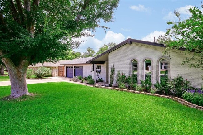 property at 11711 Three Oaks Trail