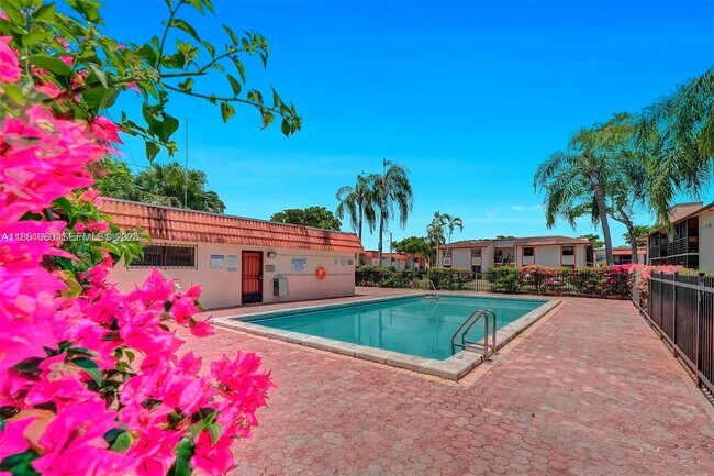 842 NE 209th St in Miami, FL - Building Photo - Building Photo