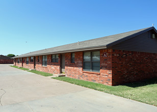 Yorkshire Village Apartments in Lubbock, TX - Building Photo - Building Photo