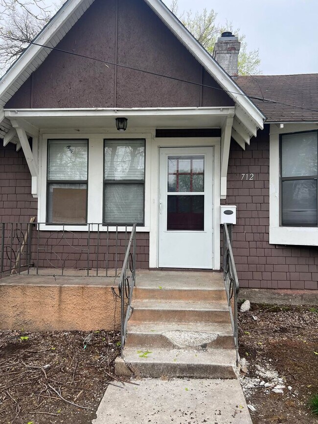 712 W 4th St in Joplin, MO - Building Photo - Building Photo
