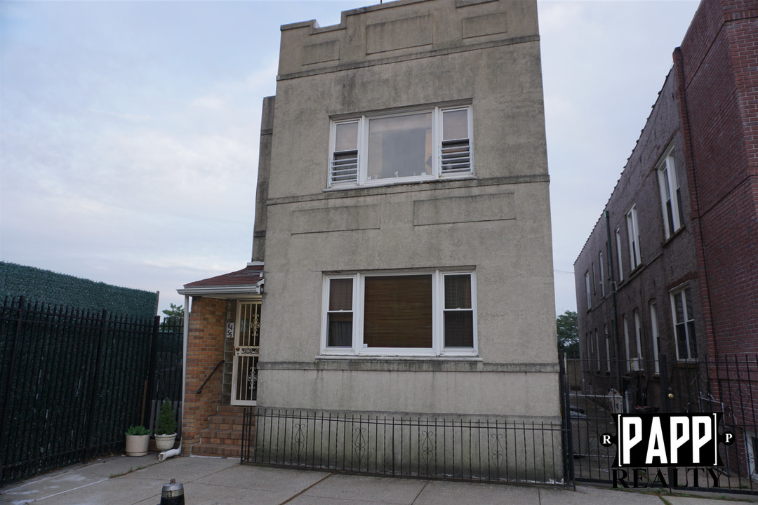 6456 Madison St in Ridgewood, NY - Building Photo