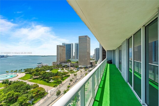 50 Biscayne Blvd in Miami, FL - Building Photo - Building Photo