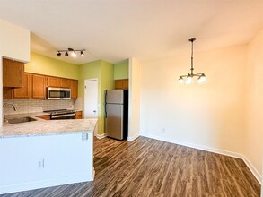 2450 Wickersham Ln in Austin, TX - Foto de edificio - Building Photo