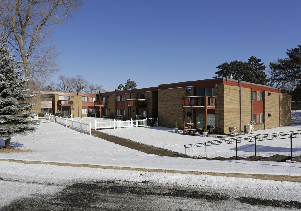 2021 W 90th St in Bloomington, MN - Foto de edificio