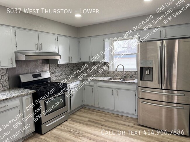 8037 W Thurston Ave in Milwaukee, WI - Foto de edificio - Building Photo