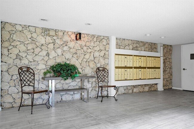 230 Lakeview Dr, Unit 107 in Weston, FL - Building Photo - Building Photo