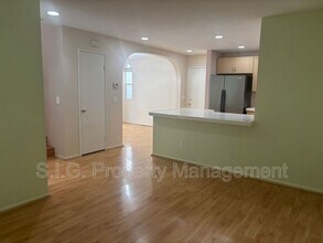 202 Cancion Way in Los Angeles, CA - Building Photo - Building Photo