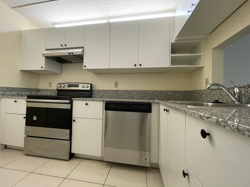 820 Twin Lakes Dr, Unit 820 in Coral Springs, FL - Building Photo