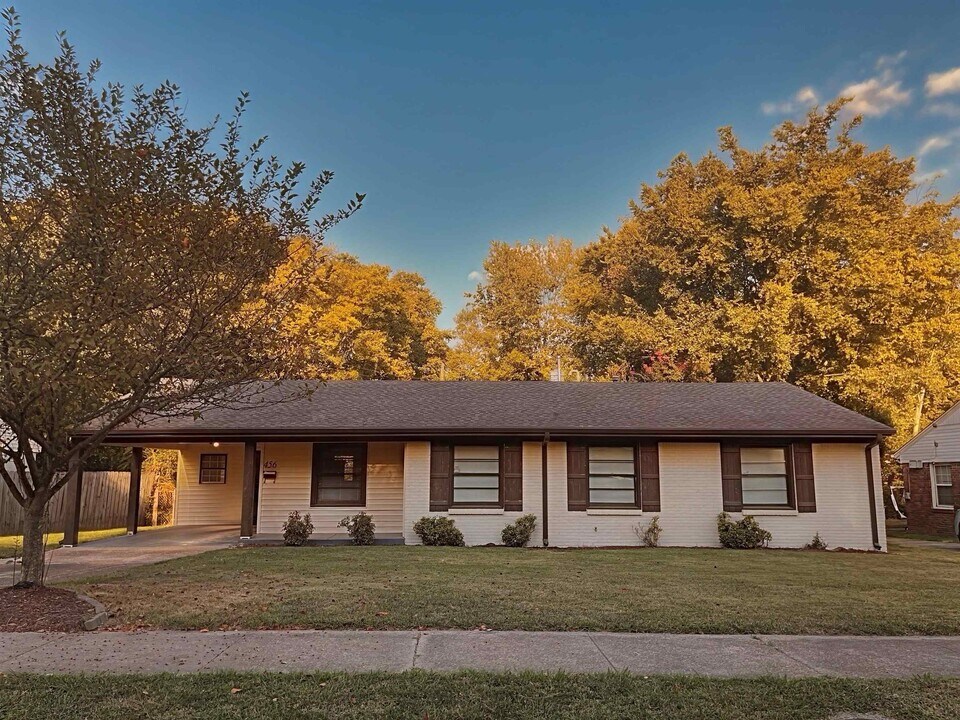 456 Sharon Dr in Memphis, TN - Building Photo