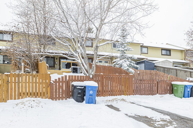 6622 Huntsbay Rd NW in Calgary, AB - Building Photo - Building Photo