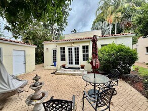544 San Lorenzo Ave in Coral Gables, FL - Foto de edificio - Building Photo