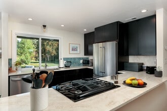4264 Belmont Dr in Hood River, OR - Building Photo - Building Photo