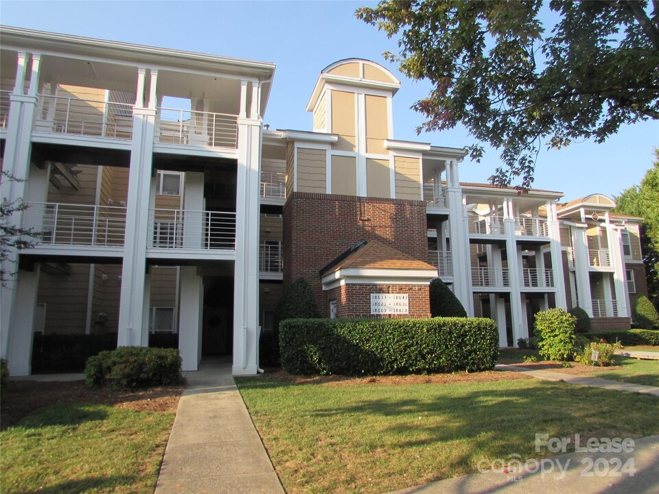 18627 Harborside Dr in Cornelius, NC - Building Photo