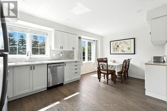 12 Stiles Ave in Aurora, ON - Building Photo - Building Photo